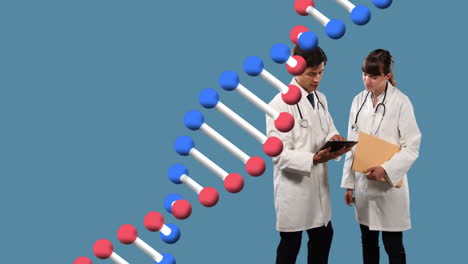 dna 구조를 회전시키는 백인 남성과 여성 의사들이 토론하고 있습니다.