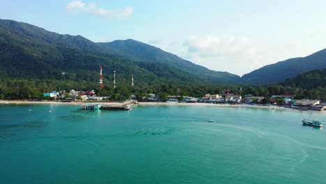 tranquila bahía tropical con aguas vibrantes de laguna turquesa, tranquila playa exótica y lujoso resort al amanecer en tailandia