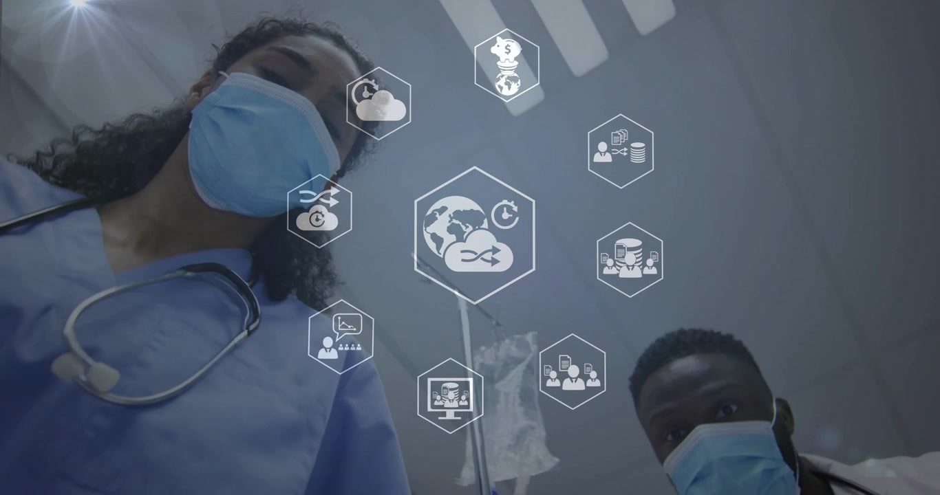 Medico e infermiera che si chinano su una prospettiva medica, un overlay esagonale che si avvia mostrando i dati del paziente attorno a un'asta per flebo.