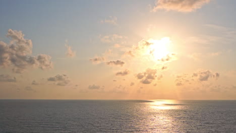 Vista-Estática-Aérea-De-Drones-Del-Sol-Tropical-Que-Brilla-Sobre-El-Agua-Del-Mar