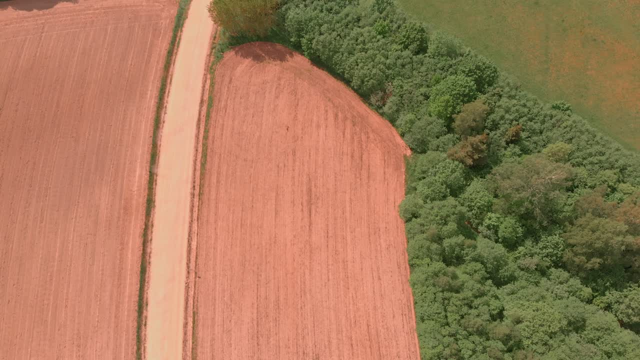 vista superior del vehículo que pasa por la carretera nacional en un día soleado de verano, letonia