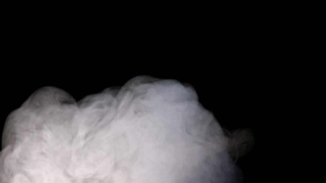 검은 바탕에  물 증기