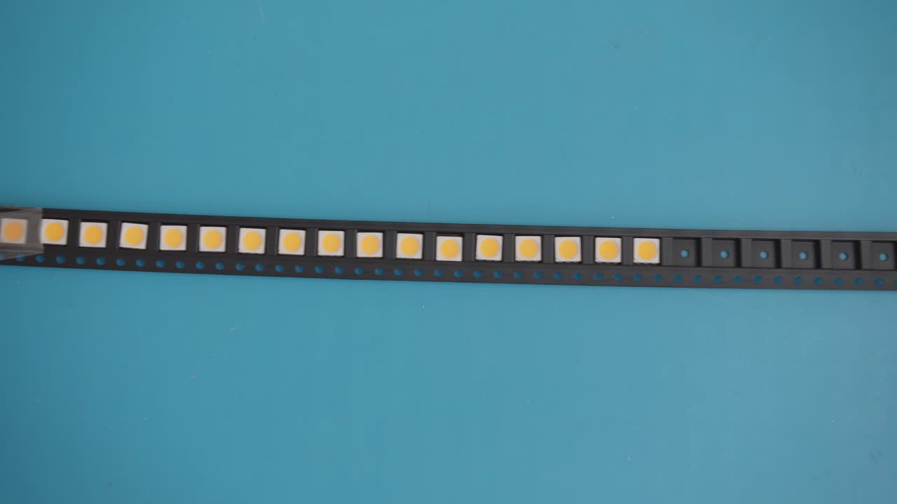 파란색 배경에 전자 부품이 있는 천천히 움직이는 검정 테이프