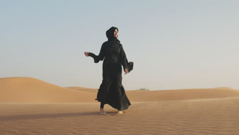 Schöne-Muslimische-Frau-Im-Hijab,-Die-Barfuß-In-Einer-Windigen-Wüste-Läuft-3