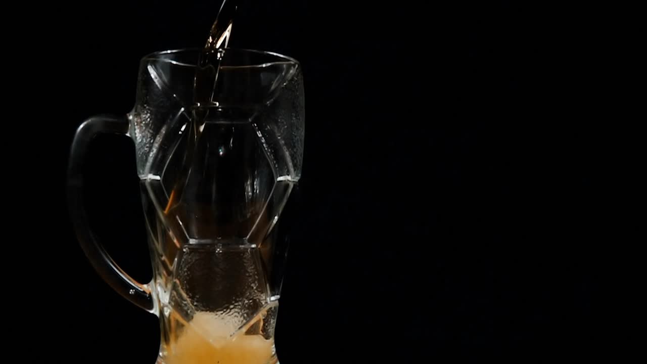 versare birra in una tazza di vetro