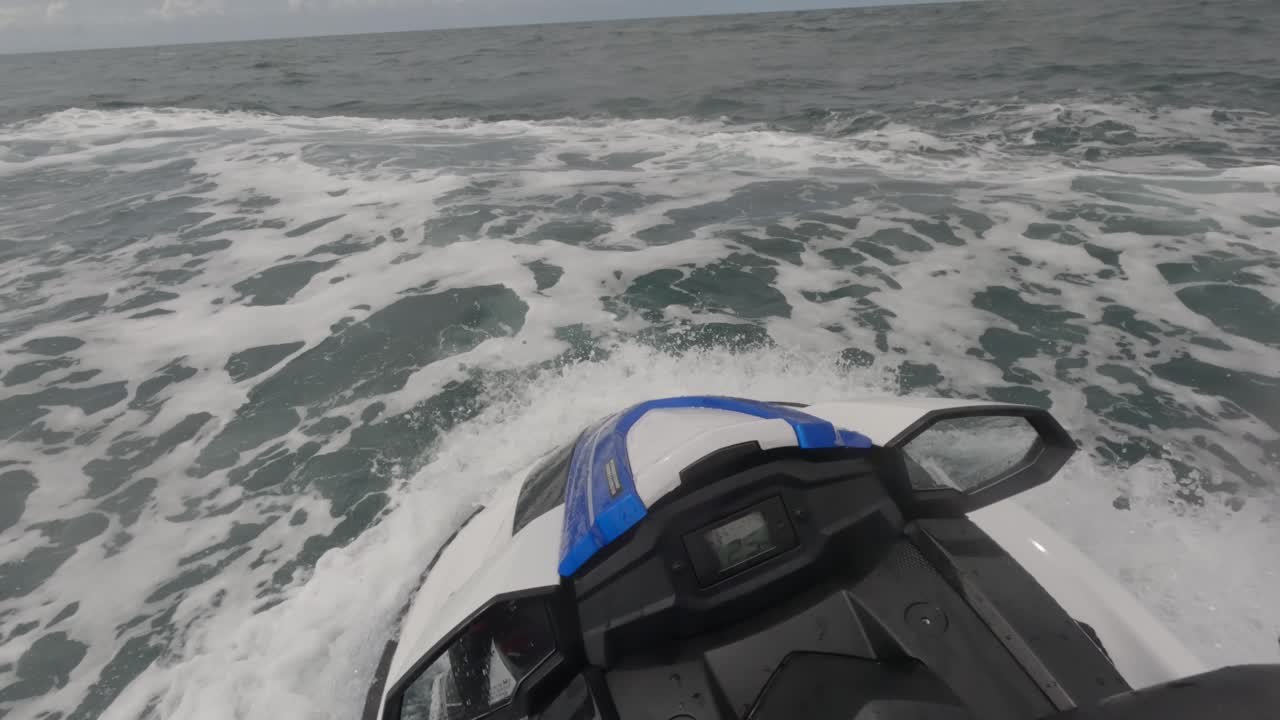 Ujęcie POV: skuter wodny wykonujący piruety, a następnie wracający w stronę Lust Glaze, Newquay
