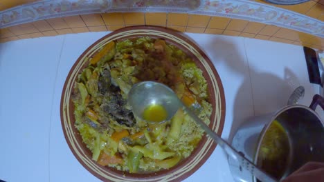 Marokkanerin-Serviert-Traditionelles-Marokkanisches-Couscous