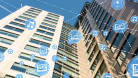 animación de una red de iconos digitales frente a una vista de ángulo bajo de edificios altos