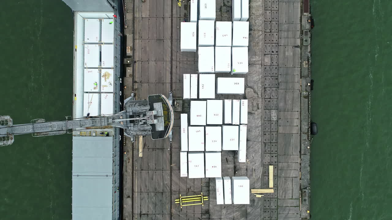 vista aérea de arriba hacia abajo de liepajas sez revelando contenedores, letonia