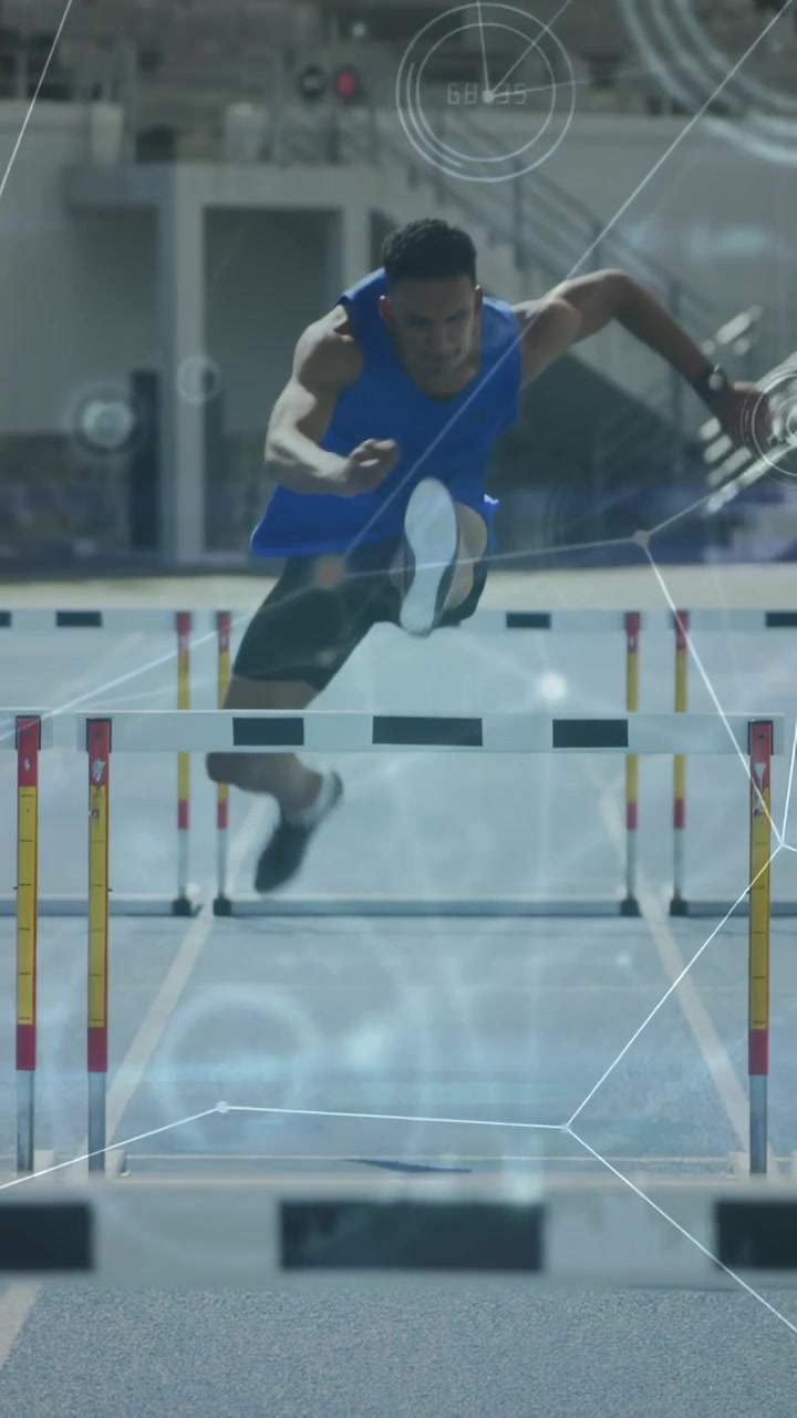 Ostacolista maschio che accelera da lontano, supera gli ostacoli sulla pista, HUD che analizza la forma per lo sport