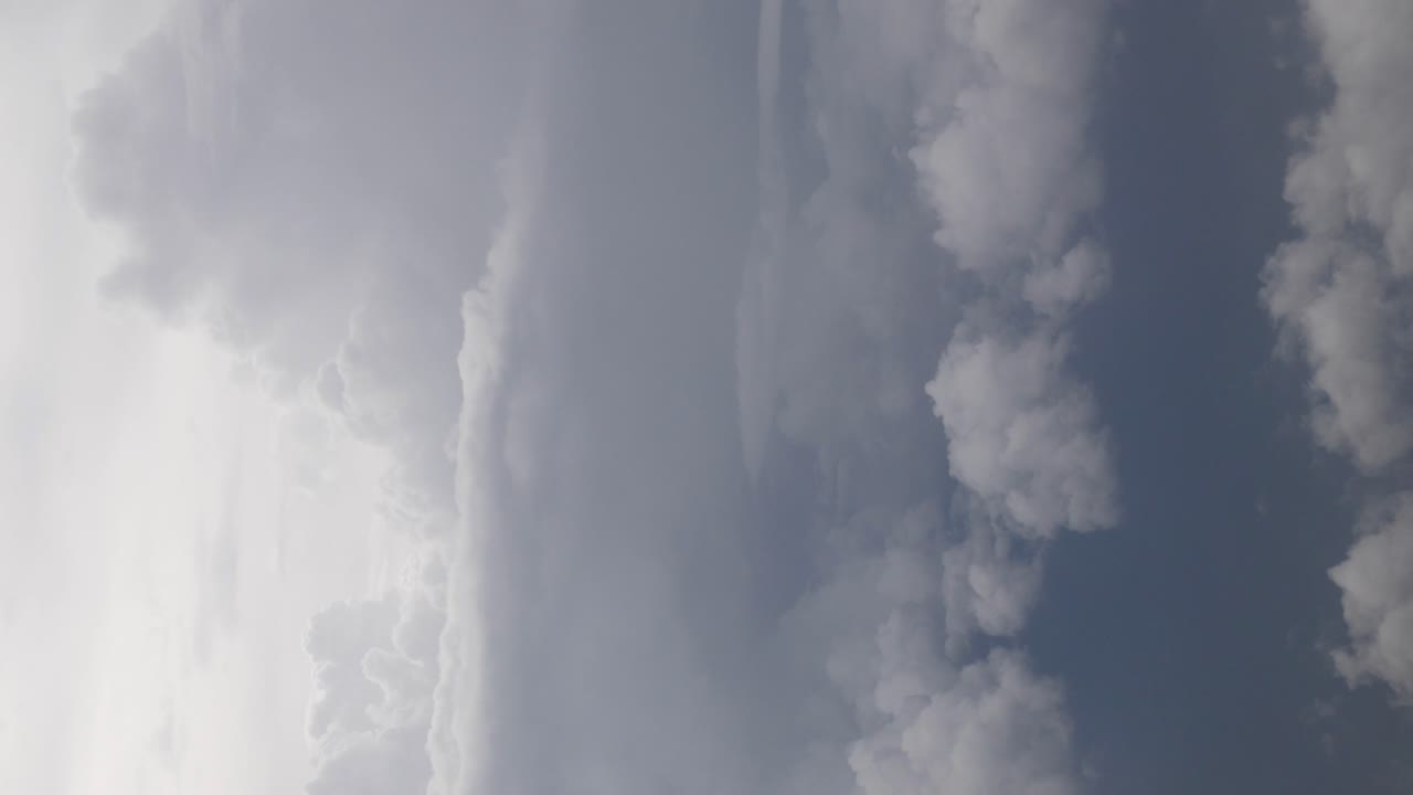 vista vertical del cielo mientras vuela sobre un paisaje de nubes esponjosas durante el día, vista aérea sobre las nubes y el concepto de inspiración del cielo, paisaje de nubes de fondo natural
