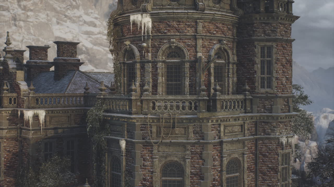 castillo histórico rodeado de montañas bajo un cielo nublado