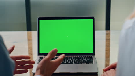 hombre de negocios haciendo gestos con las manos en la pantalla verde de la computadora portátil llamada. colegas videocalling