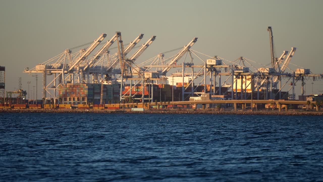 선적 및 하역 중인 조선소의 화물 컨테이너 선박 - 글로벌 공급망 위기