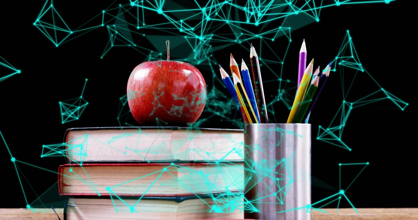 L'obiettivo si allontana, rivelando una mela su libri con matite mentre una rete color verde acqua si anima, mostrando una sovrapposizione.