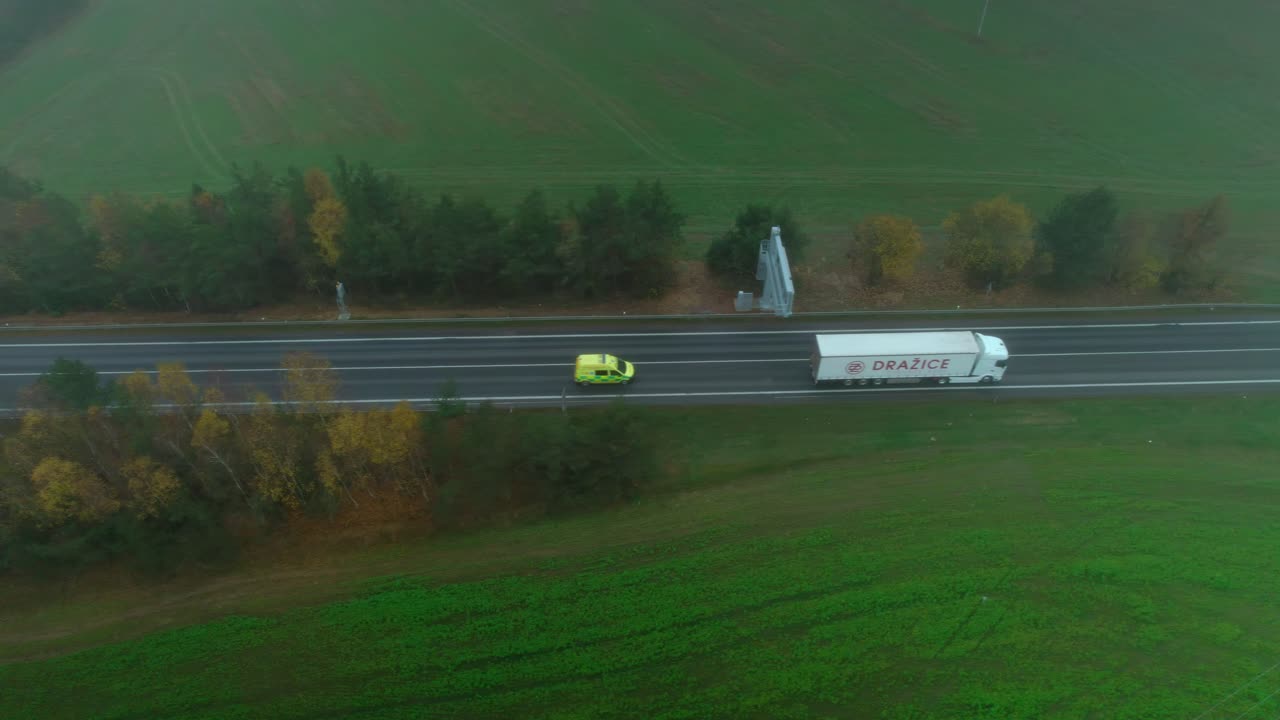 초원 한가운데 있는 도로의 공중 드론 보기