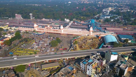 Vista-Aérea-De-La-Estación-De-Tren-De-Varanashi,-Estación-De-Tren-Con-Vista-De-Drones