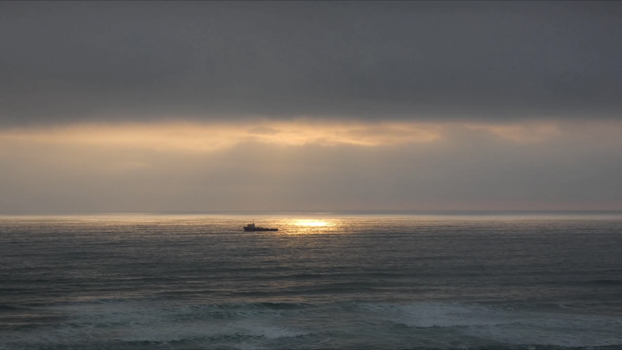 흐린 일몰의 타임랩스 비디오