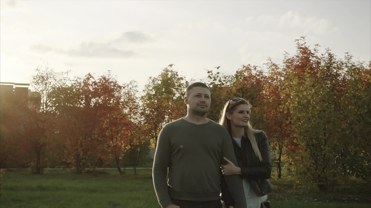 пара гуляет в осеннем парке