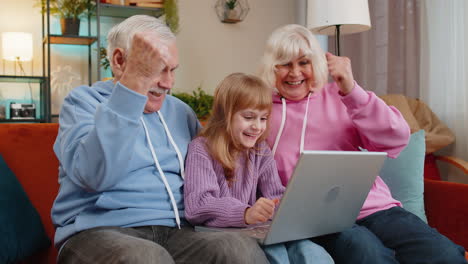 Kind,-Mädchen,-Enkelin,-Großeltern,-Die-Laptop-Benutzen,-Feiern-Erfolg,-Gewinnen-Online,-Sieg-Zu-Hause