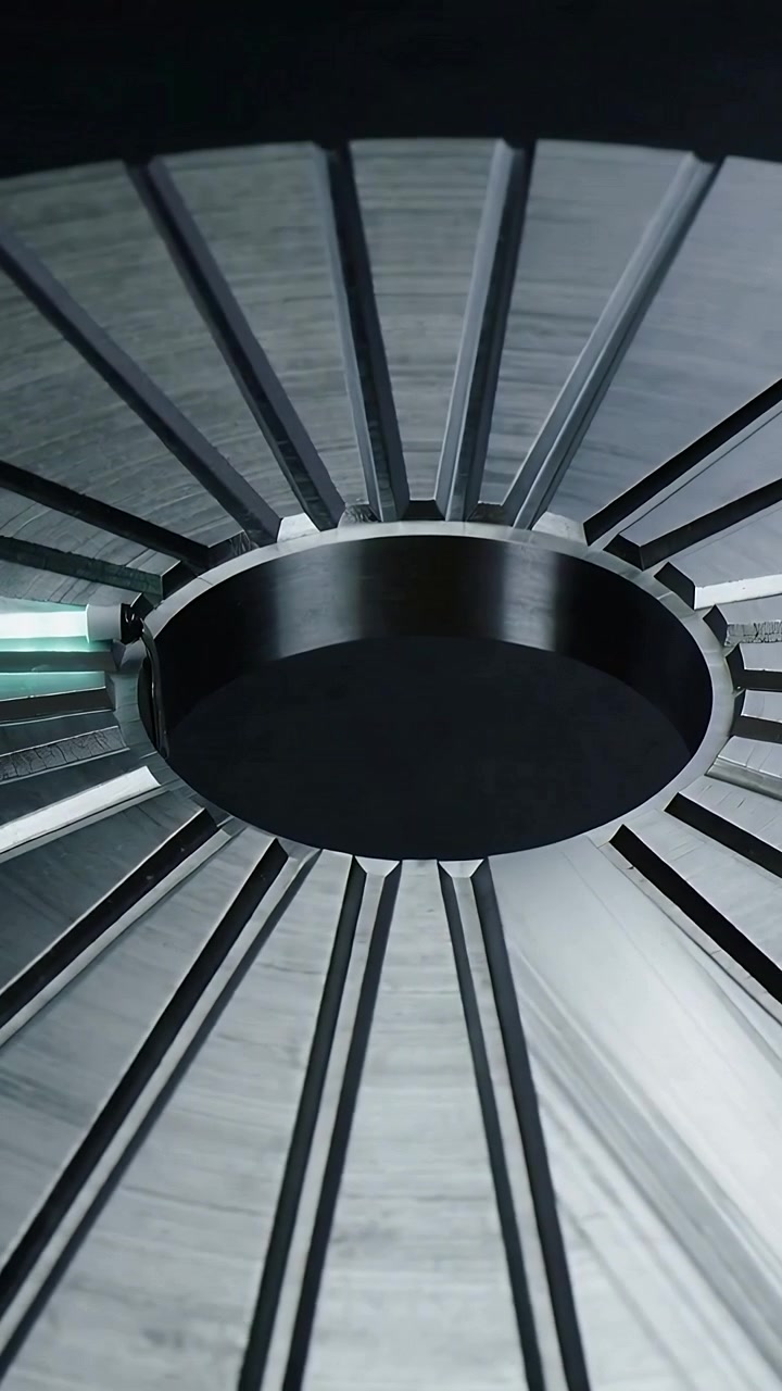 Video verticale: Sonda verde che scorre lungo la scanalatura dell'anello sul banco, morsetto che aziona la sonda per il test.