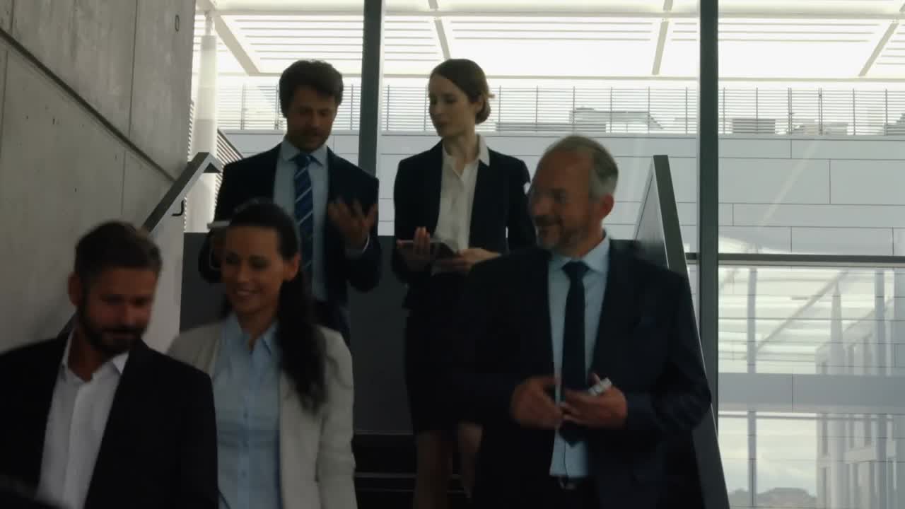 personas de negocios interactuando entre sí mientras caminan por las escaleras