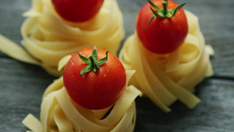 manojos de pasta con tomates mojados