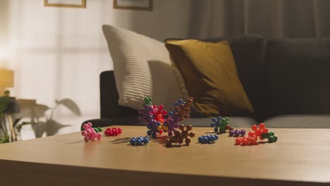 rompecabezas de formas entrelazadas de colores en la mesa en casa para niños diagnosticados con tea 3