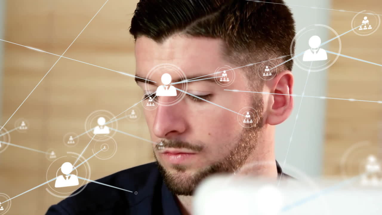 animación de la red de conexiones con iconos sobre empresario caucásico usando computadora