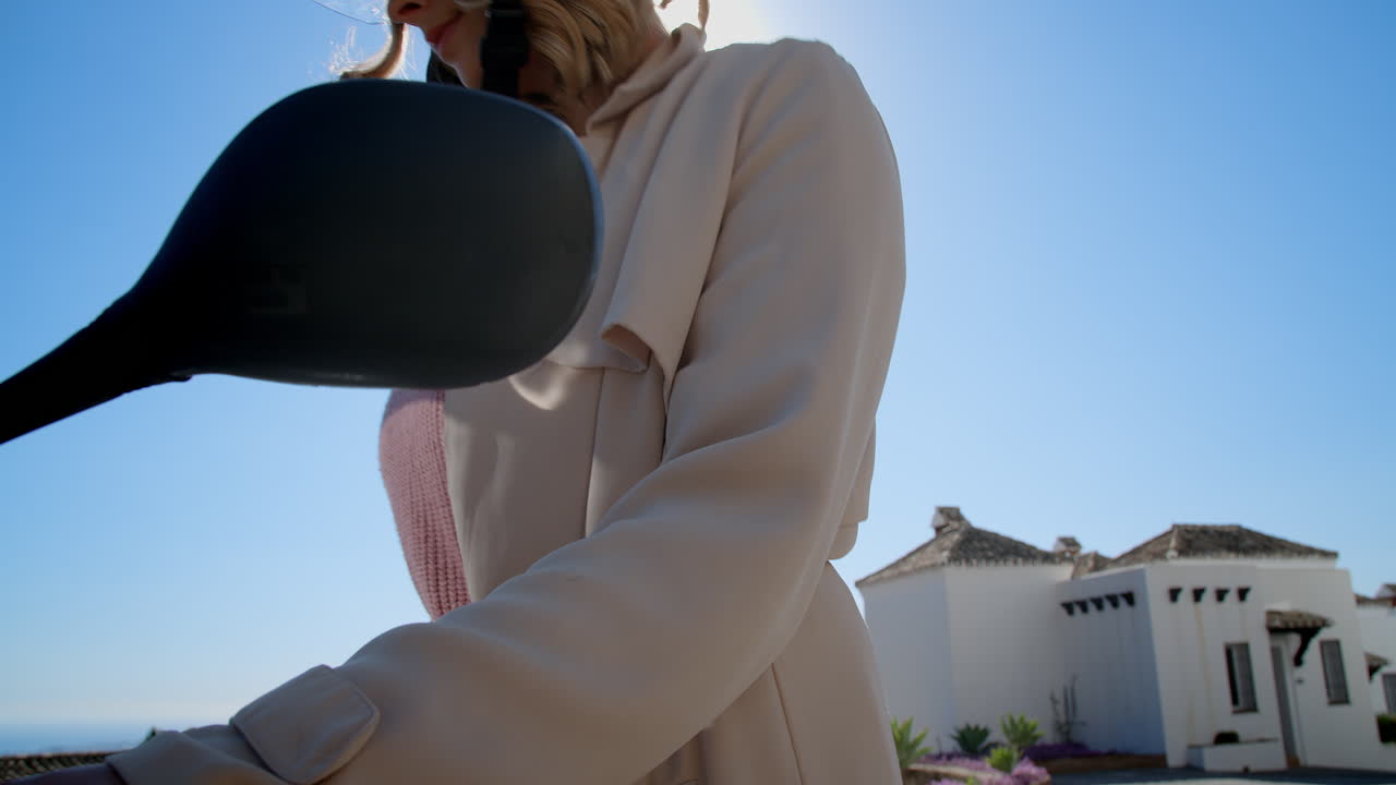 낮에 스쿠터에 앉은 여성의 정적인 클로즈업 샷