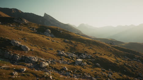 paisaje de montaña al amanecer o al atardecer