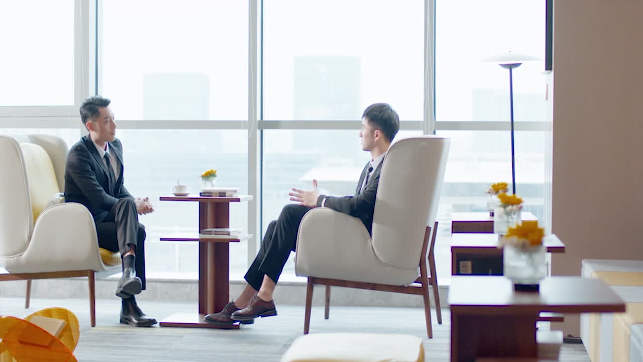 심각한 비즈니스 파트너 기업 직원 이야기 사무실 로비에서 의사 소통