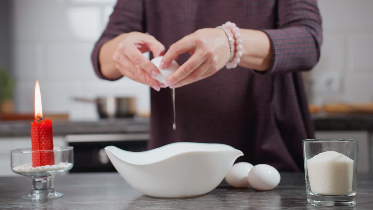 요리사는 테이블에서 달 하나를 들고, 그것을 표면에 맞춰 고, 그 내용을 그에 부어 넣습니다. 은 불은 유리 기에서 불타고, 그 에는 설탕 한 잔이 있습니다.