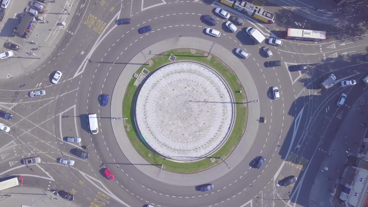 increíble toma aérea de 4k ascendente de la rotonda de la plaza slavija, belgrado