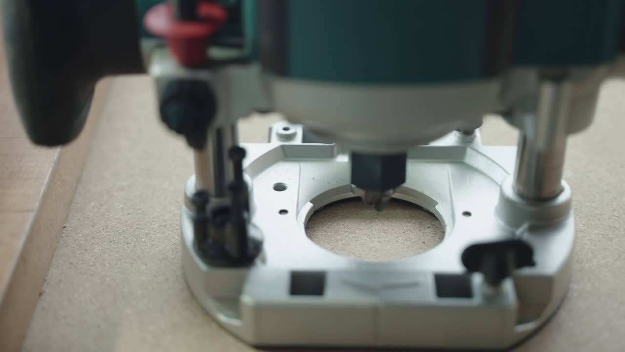 원형 코어를 가진 현대 기술 밀링 기계는 목조 공장에서 목재 막대기와 판을 조각하는 데 사용되며, 작업 테이블에서 sawing 기계 구조의 클로즈업, 목공 산업의 도구 및 장비