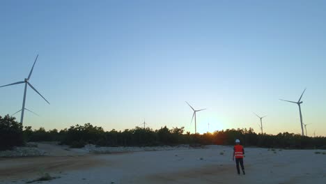 Ingeniero-Mecánico-Yendo-A-Turbinas-Eólicas-Al-Atardecer