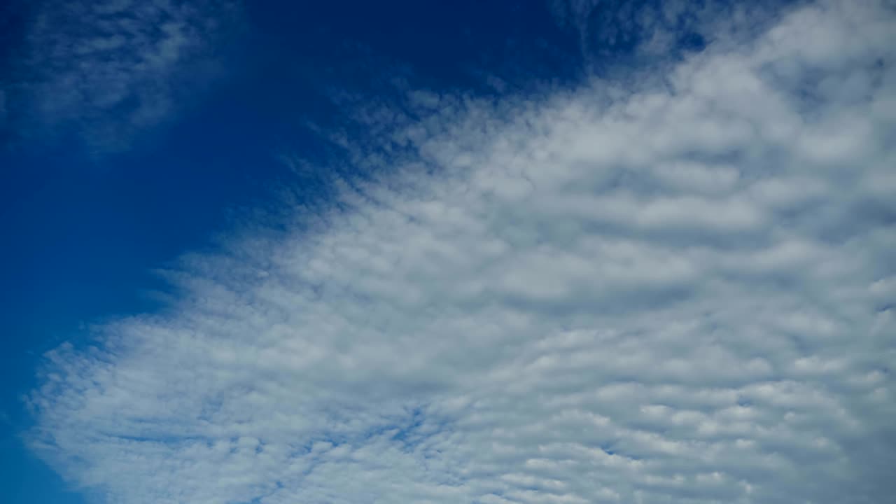 las nubes se mueven en el cielo azul.