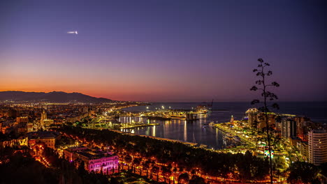 Málaga,-España,-Se-Destaca-En-Un-Impresionante-Timelapse-Donde-La-Impresionante-Vista-De-La-Ciudad,-El-Cautivador-Mar-Y-Su-Infraestructura-Bien-Planificada-Se-Unen-Para-Crear-Un-Paisaje-Pintoresco.