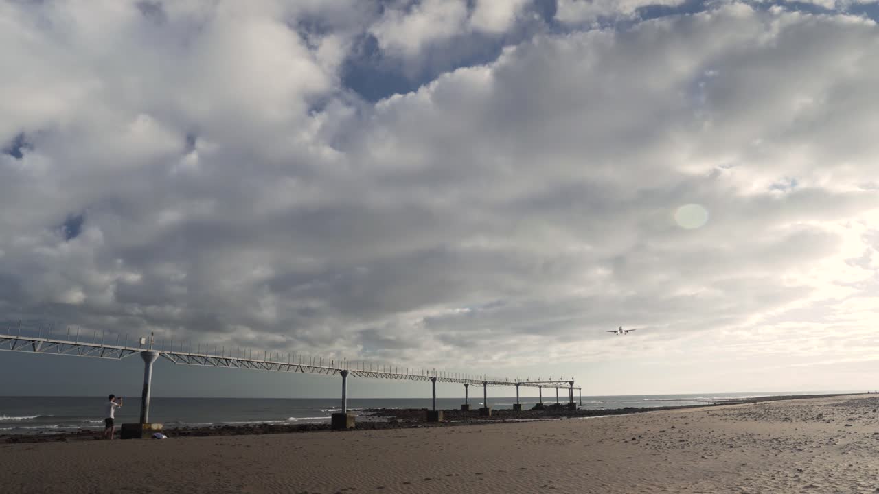 해변 활주로에 착륙하는 비행기