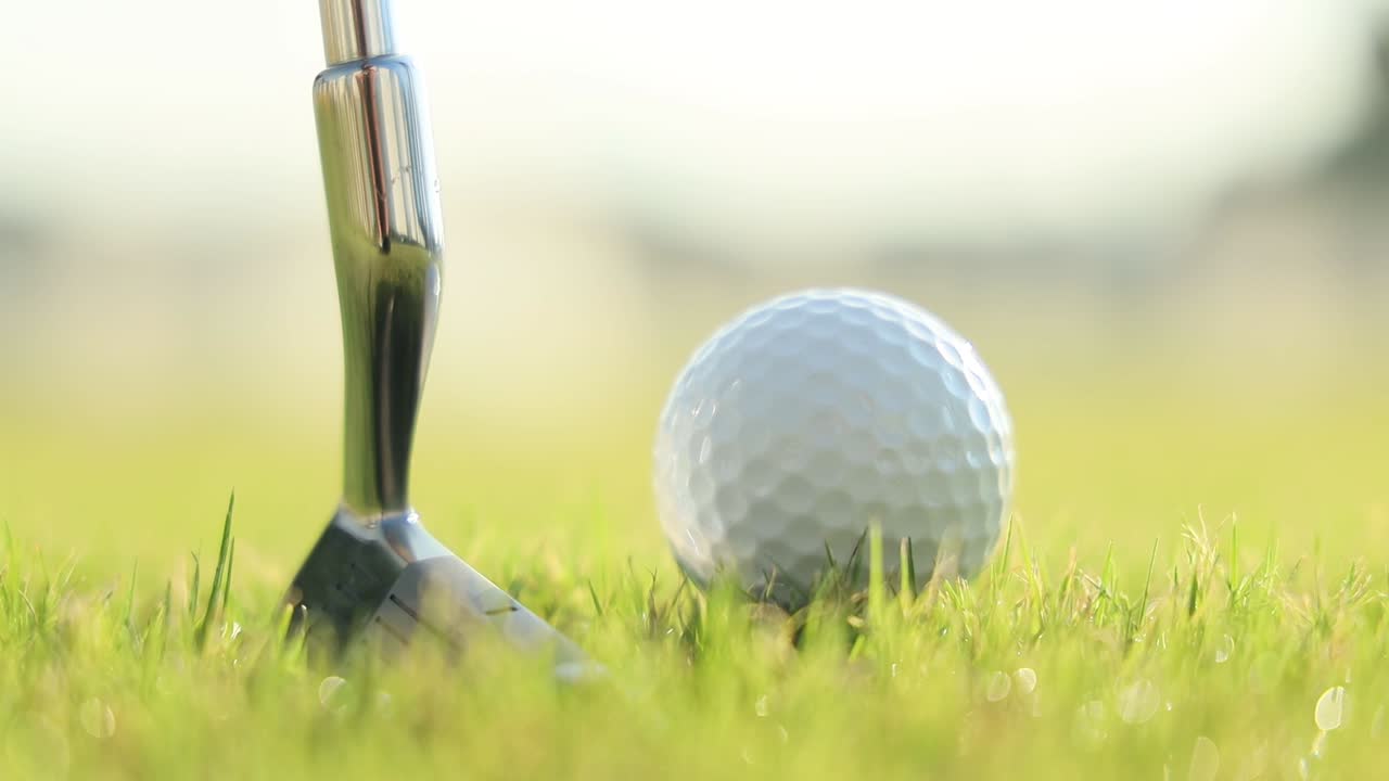 손 장갑으로 골프 공을 티에 놓는 것