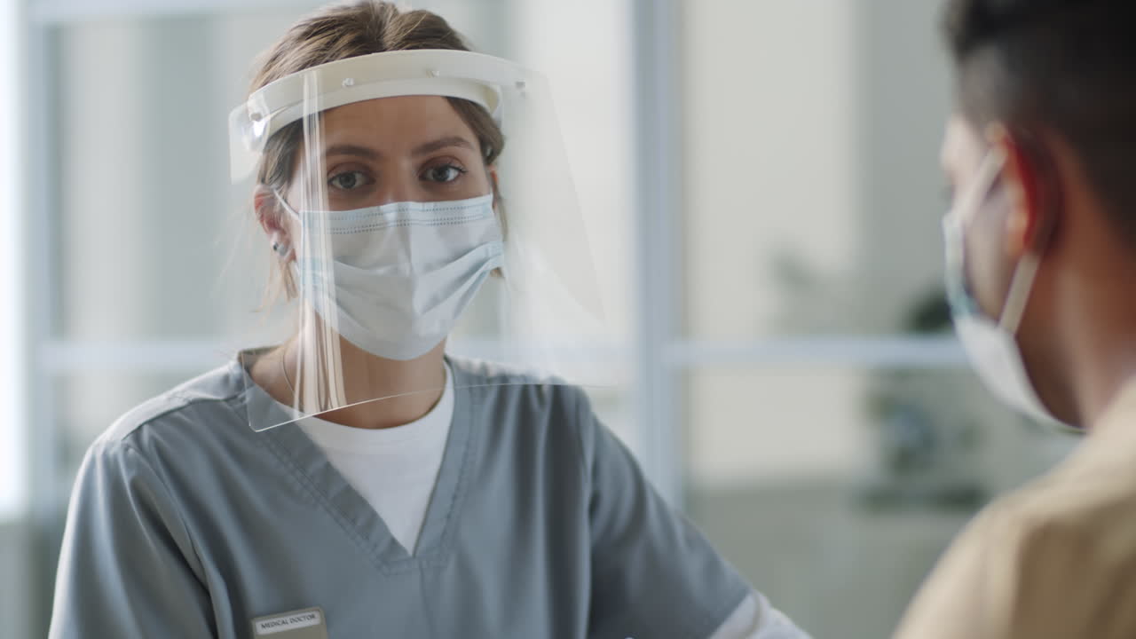 retrato de una doctora en uniforme de protección en el trabajo