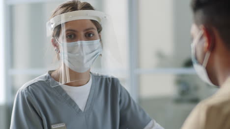 porträt einer weiblichen ärztin in schutzuniform bei der arbeit