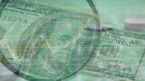 animación de estadísticas y procesamiento de datos sobre lupa que muestra un billete de dólar estadounidense