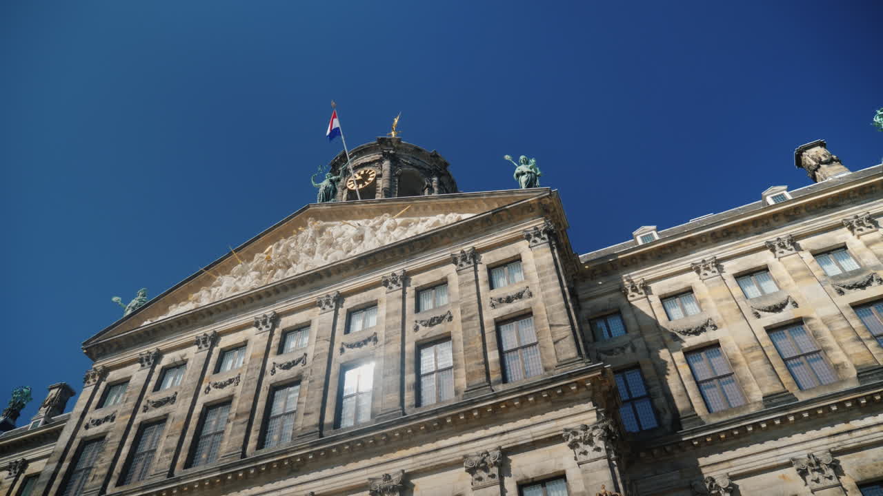 암스테르담 왕궁 창문에 반사되는 태양