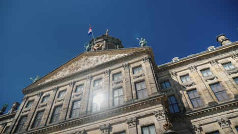 Sonne-Spiegelt-Sich-Am-Fenster-Des-Königlichen-Palastes-Von-Amsterdam