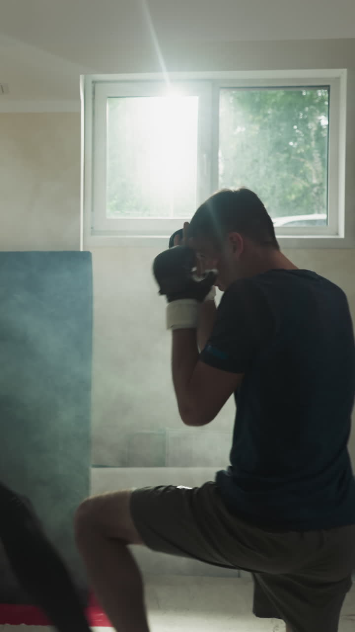 luchadores mma entrenando sparring en clubes deportivos. jóvenes fuertes kickboxers luchan haciendo ejercicio en un gimnasio vacío y brumoso. rendimiento de maestros de artes marciales