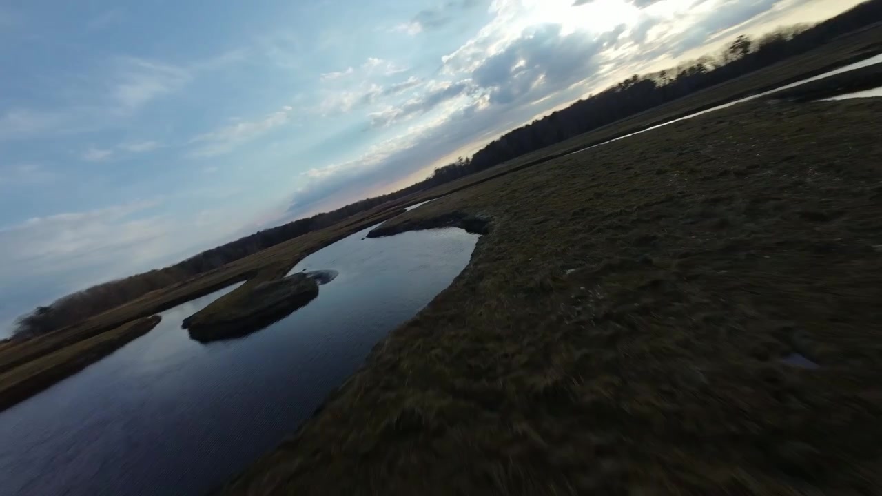 FPV-flyvning over den svingete elven i New Hampshire, USA. - luftfoto