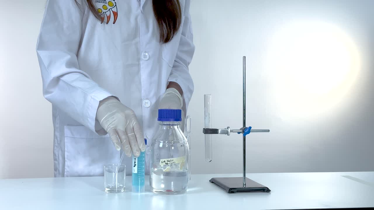 químico lleva a cabo experimentos con soluciones químicas