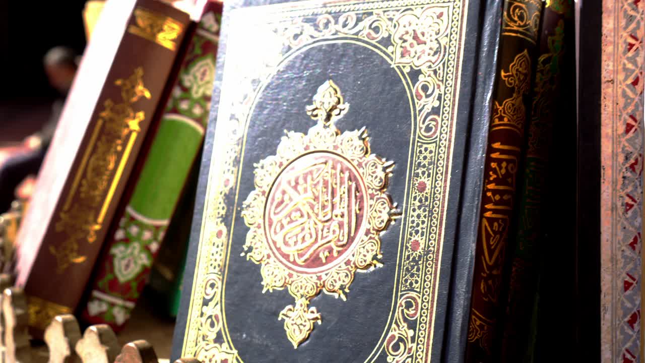 la luz del sol golpeando la portada del corán musulmán libros sagrados islámicos brillante impresión negra y dorada