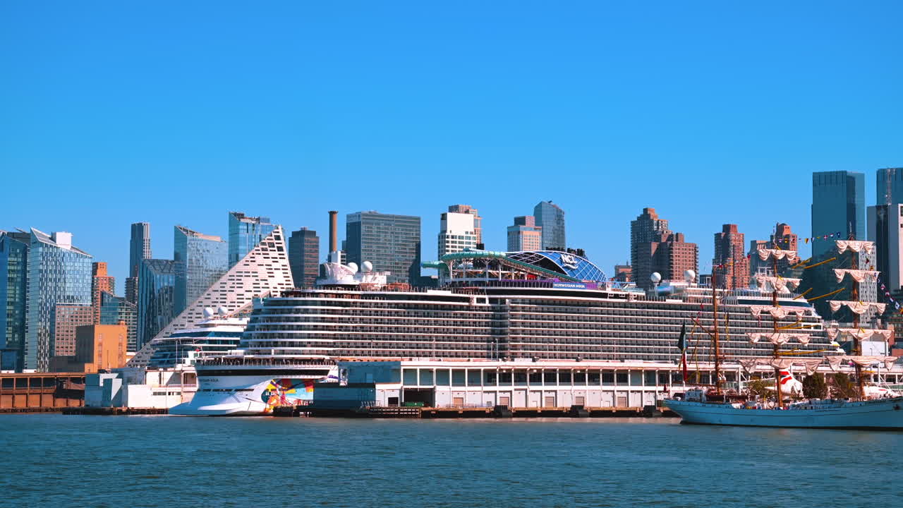 New York, USA, 2. oktober 2025: Nærmer sig forskellige skibe i bugten ved New York, USA. Udsigt til fartøjerne fra East River-vandskabet.